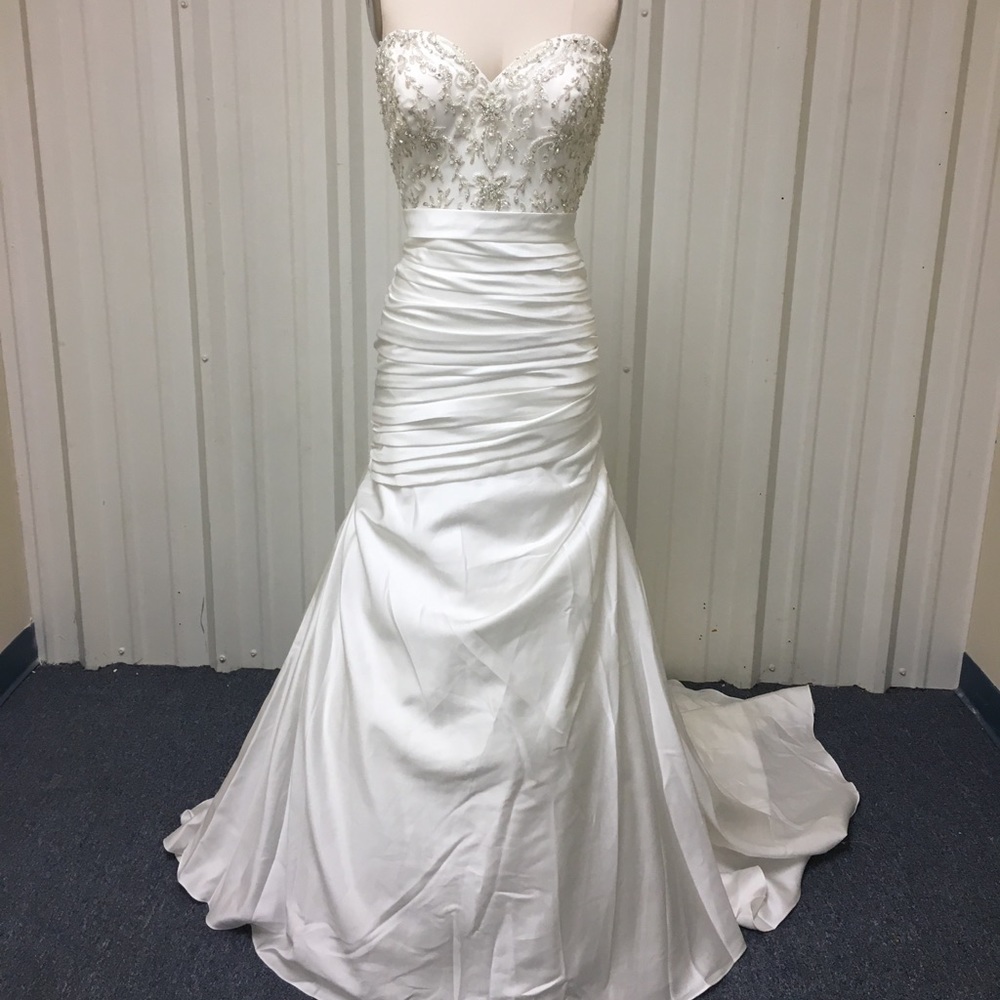 Allure Bridal’s 8857 strapless wedding dress NEW